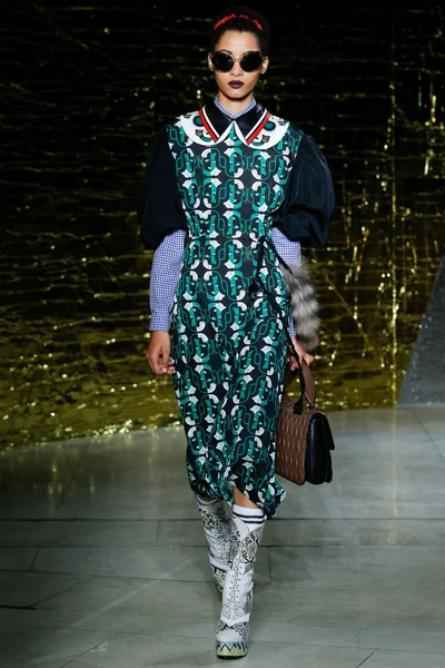 Look 16